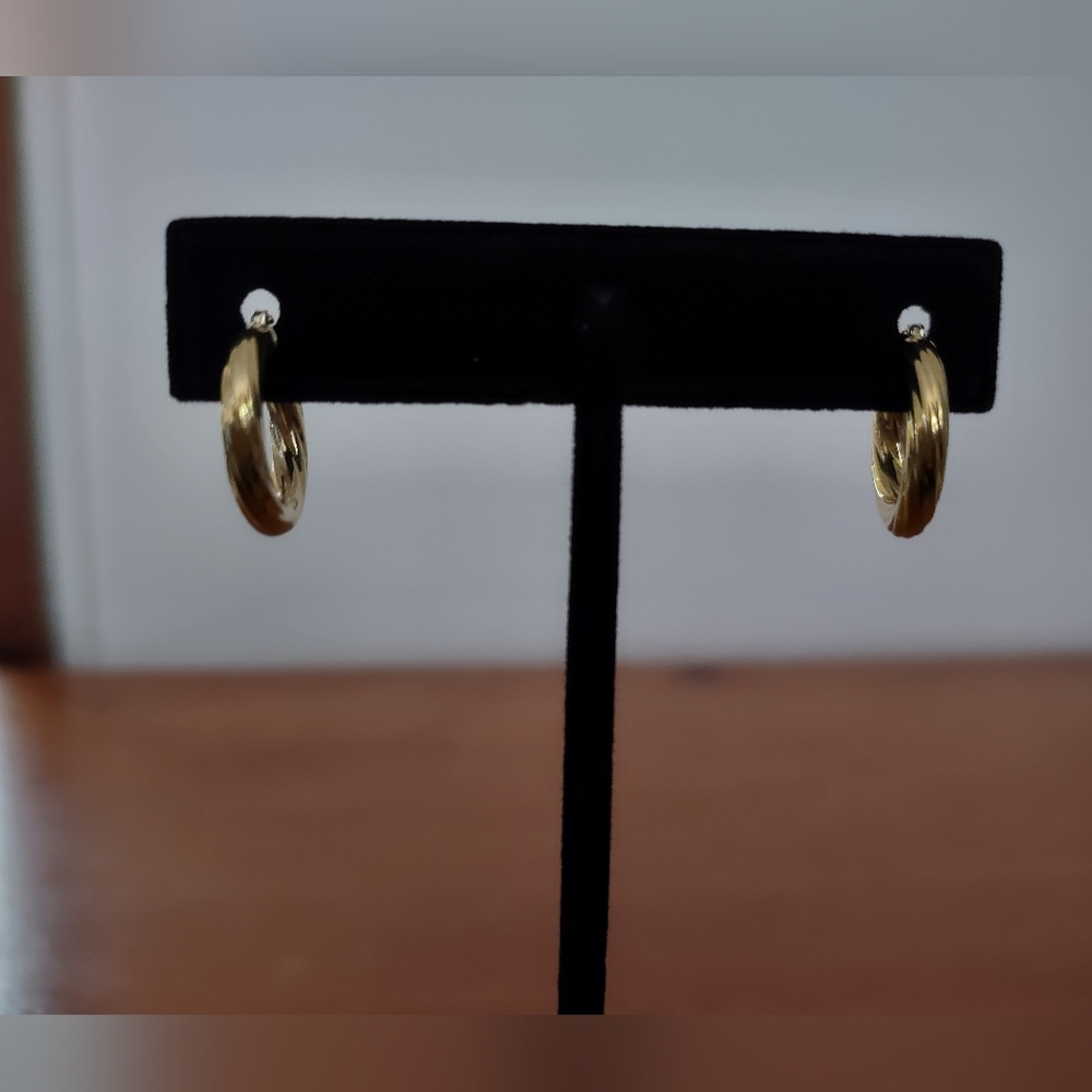 14kt gold ribbed hoop earrings